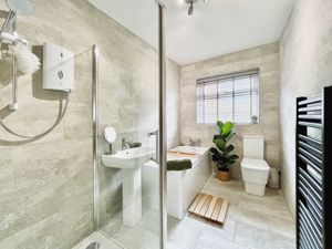 Shower room- click for photo gallery